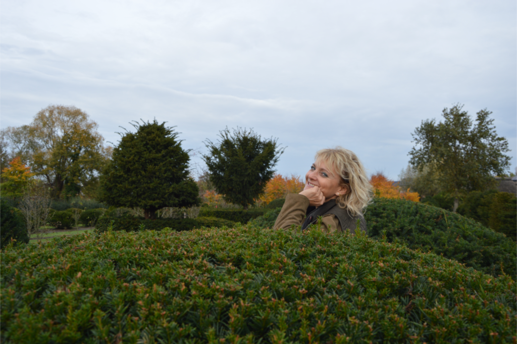 Sophie Revil sourit près d'un if commun